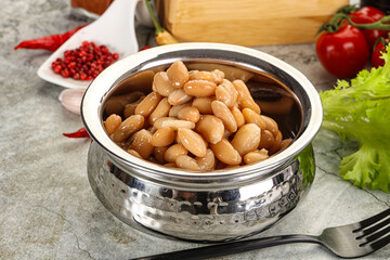 White canned beans in the bowl