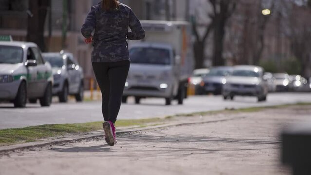 Mujer corre por el parque.