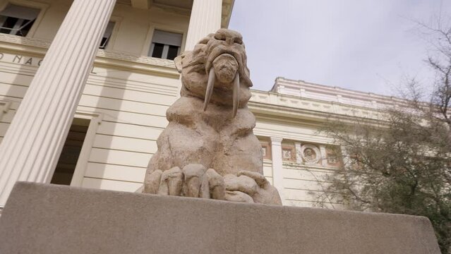 Estatua de un le&oacute;n con dientes de sable.