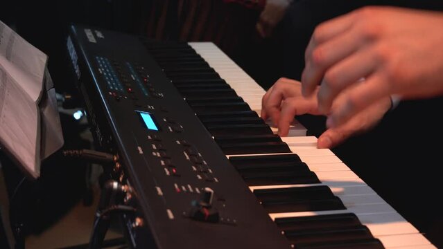 Tecladista tocando teclado en vivo