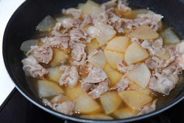 豚バラ大根を作る様子