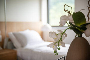 흰 난꽃으로 장식된 침실.
