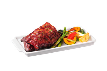 흰접시에 등갈비구이와 야채가 플레이팅되있다.