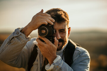 Fototapeta premium Backpacker and photographer navigating the trails of picturesque golden hills