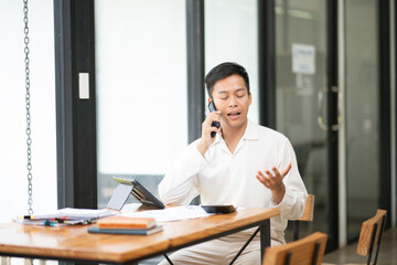 Obraz premium Group of Asian business people planning a project, discussing work documents.