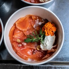 Mise en boîte de repas à emporter dans un restaurant