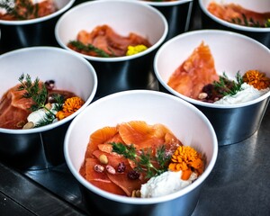 Mise en boîte de repas à emporter dans un restaurant