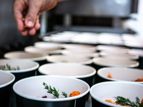 Mise en bo&icirc;te de repas &agrave; emporter dans un restaurant