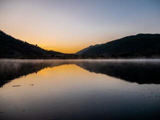 Levé de soleil sur le lac du Salagou