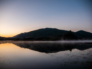 Levé de soleil sur le lac du Salagou