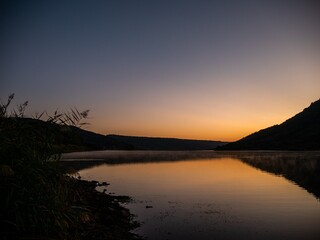 Levé de soleil sur le lac du Salagou