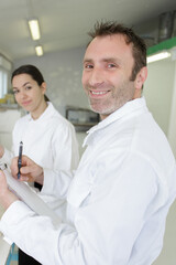 Obraz premium happy male painter with female apprentice