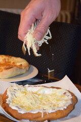 Langos mit K&auml;se
