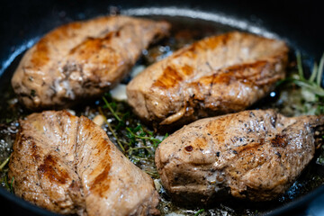 Gebratenes Hähnchenbrustfilet mit Kräutern und Gewürzen