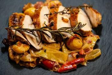 Gebratenes Hähnchenbrustfilet mit Kräutern und Gewürzen