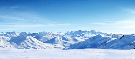 Obraz premium A panoramic view of a mountain slope under a clear blue sky and pristine white snow with plenty of copy space for an image