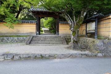 The scene of entrance gates to the precincts of  Akishino-dera Temple in Nara City 　