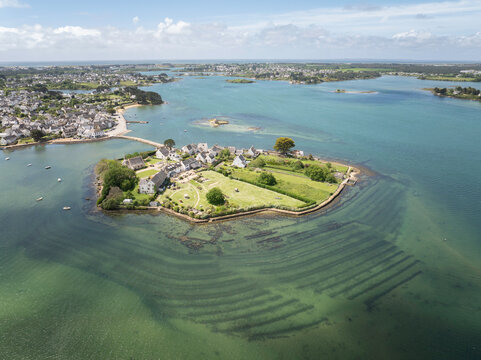 Ile en Bretagne, le village de saint cado dans le Morbihan et la rivi&egrave;re d'Etel