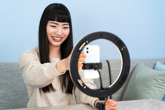 動画配信をする若い女性