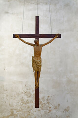Sculpture of Christ on the cross. Sculpture en bois du Christ sur la croix.
