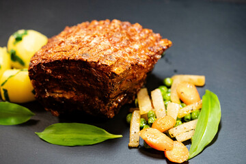 Pork Royal Schweinebauch mit Gemüse und Bärlauch