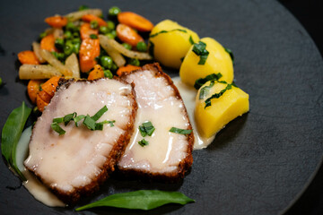 Pork Royal Schweinebauch mit Gemüse und Bärlauch