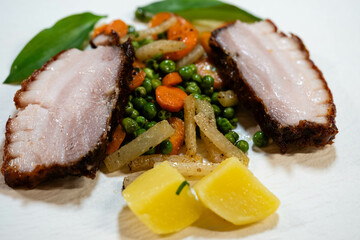 Pork Royal Schweinebauch mit Gemüse und Bärlauch