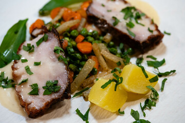 Pork Royal Schweinebauch mit Gemüse und Bärlauch