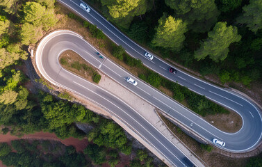 Serpentinenstra&szlig;e aus der Vogelperspektive