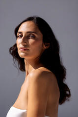 Naklejka premium studio portrait of an attractive young woman on a gray background