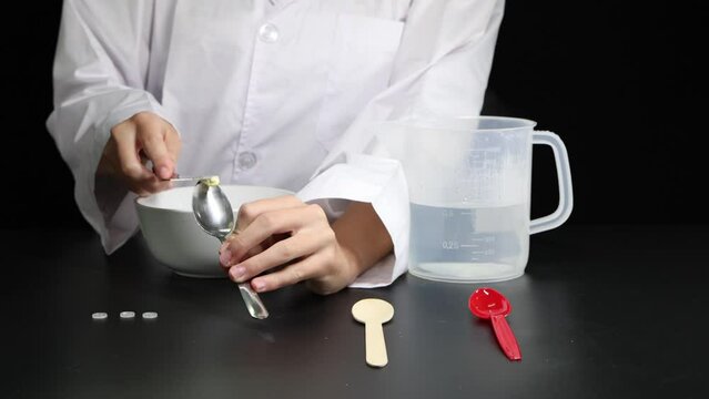 Heat Conduction in Different Spoons
