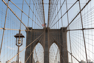 Obraz premium view of the brooklin bridge from the inside