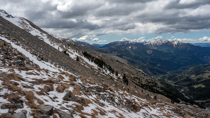 Paysage de montagne dans le Parc National du Mercantour autour de col de Crous au printemps