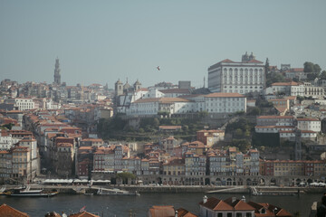 Obraz premium a city that is next to a big river on a hillside