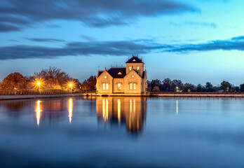 Obraz premium Scenic view of Crescent Hill Reservoir situated next to a tranquil body of water