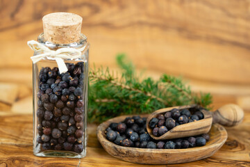 getrocknete Wacholderbeeren Juniperus auf Olivenholz