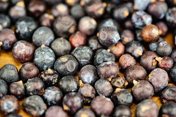 getrocknete Wacholderbeeren Juniperus auf Olivenholz