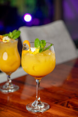 Cocktail vista de frente con fondo bokeh desenfocado en bar
