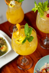 Cocktail de naranja vista superior con decoración de hierbabuena