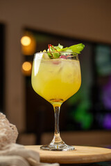 Cocktail vista de frente con fondo bokeh desenfocado en bar