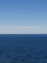 Obraz premium Scenic view of a sailboat sailing through the blue sea