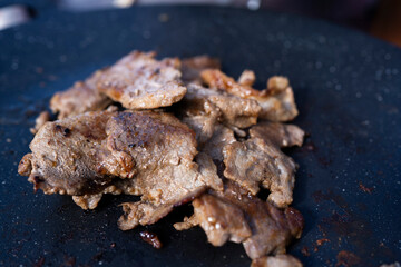 マルチグリドルで調理するジビエ焼肉