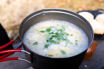 山やキャンプで調理するアウトドアごはん・山ごはん【インスタントラーメン】