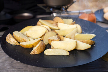 キャンプで人気のマルチグリドルで作るフライドポテト