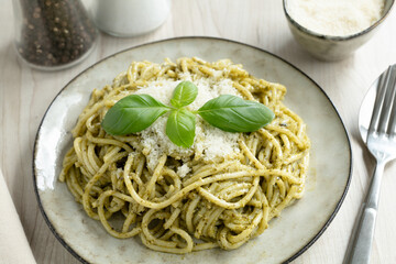 Spaghetti mit grünem Pesto serviert auf einem Teller
