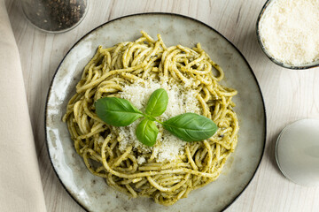 Spaghetti mit grünem Pesto serviert auf einem Teller