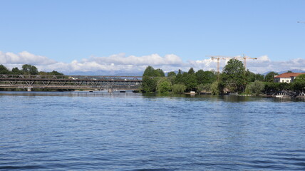 Fototapeta premium Ponte sul lago Maggiore in una giornata di sole a sesto Calende in Lombardia, Italia.