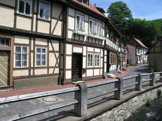 Bach Lude in der Rittergasse und Fachwerkhäuser in Stolberg im Harz