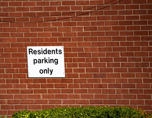 Fototapeta premium Parking only sign on a brick wall