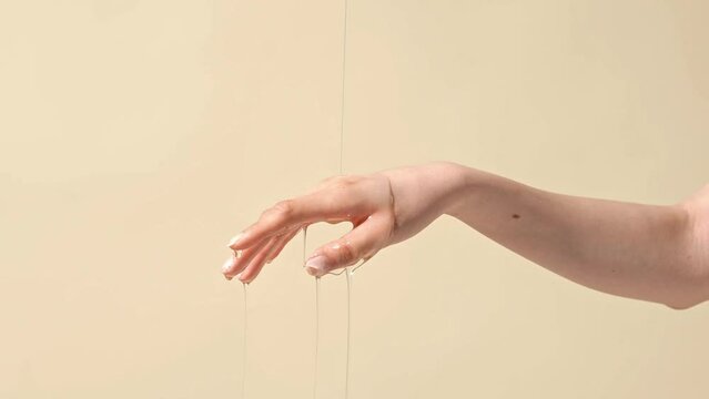 アジア人女性の手と滴る美容系のテクスチャ